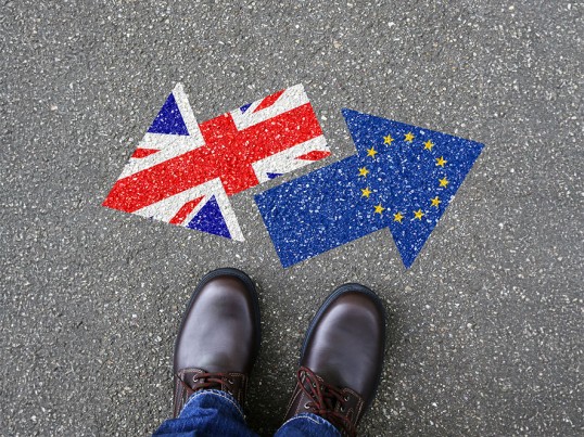 Straße mit Pfeilen, die die Flaggen EU und UK zeigen