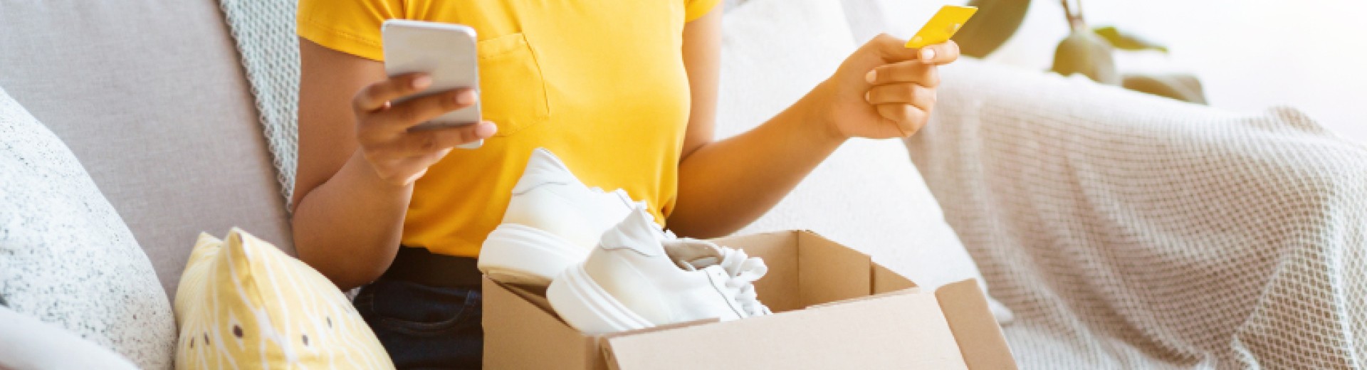 Jeune femme qui découvre son achat commandé sur internet Jeune femme qui découvre son achat commandé sur internet