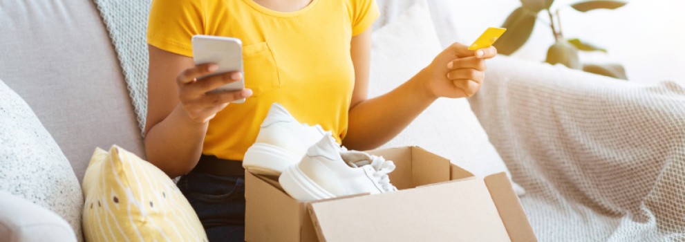 Jeune femme qui découvre son achat commandé sur internet Jeune femme qui découvre son achat commandé sur internet