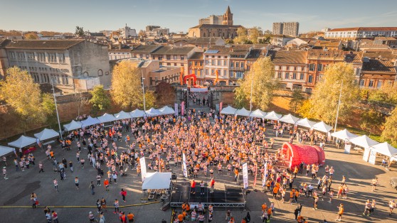 Participants réunis lors d’une course solidaire à Toulouse pour sensibiliser au dépistage du cancer de la prostate et soutenir la recherche, événement auquel participe GLS France.