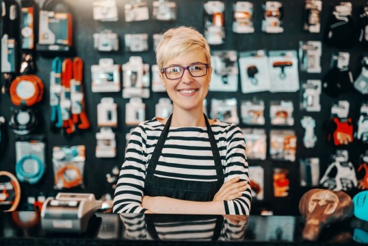 GLS klant staat voor de etalage van haar winkel
