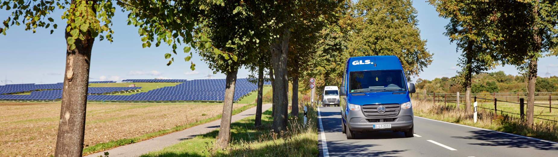 Bus kurierski na polskich drogach Bus kurierski na polskich drogach