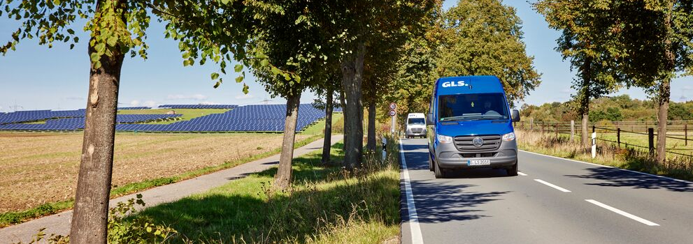 Bus kurierski na polskich drogach Bus kurierski na polskich drogach