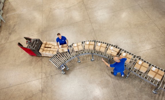 Curier GLS pe bicicletă electrică în parc