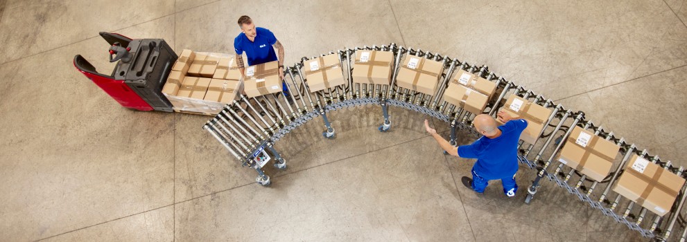 Curier GLS pe bicicletă electrică în parc